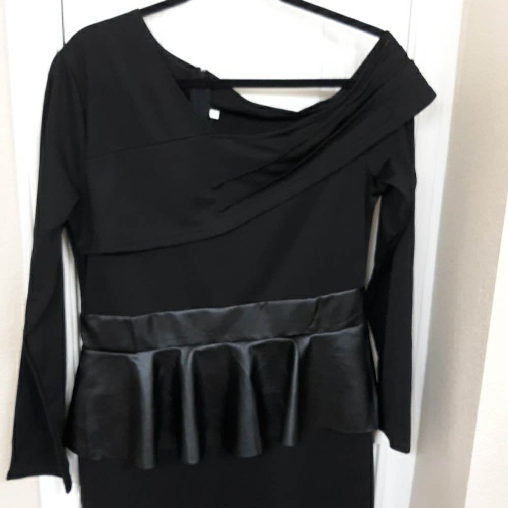 Black Asymmetrical Shoulder Peplum Dresses - Picture 5 of 8